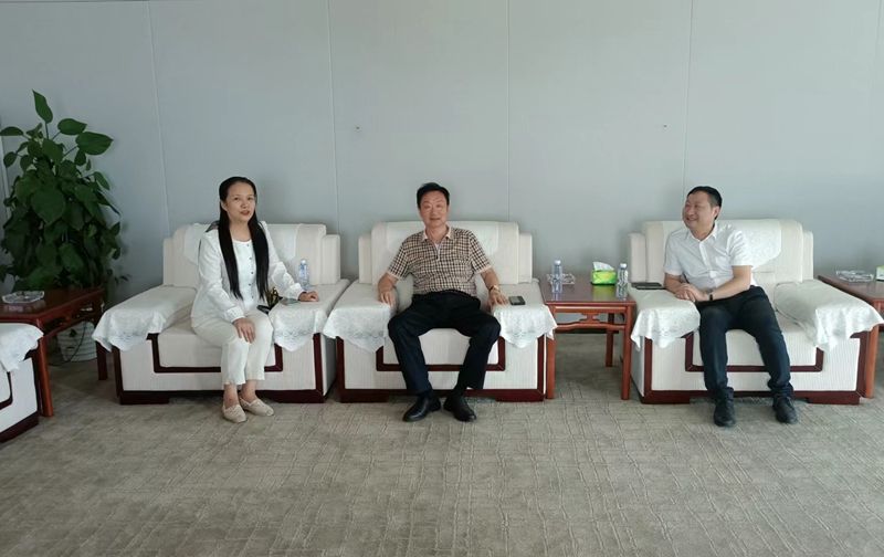 岳氏集團(tuán)董事長(zhǎng)岳平安、北京中郵鴻運(yùn)董事副總黃貴斌拜訪中展航空